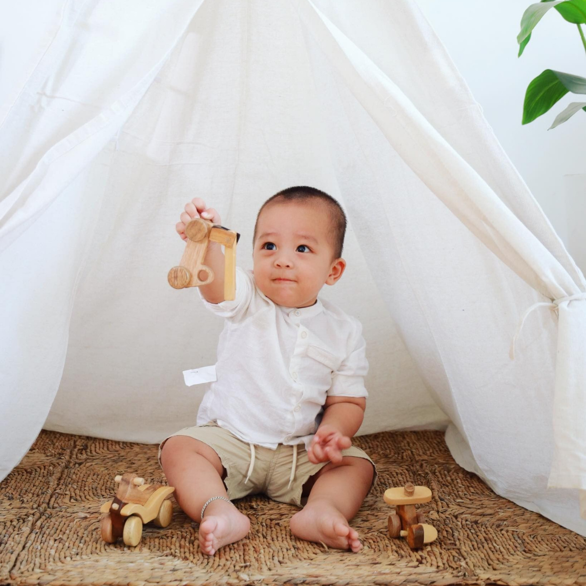 Wooden Vehicle Set (8 pcs) – Montessori Roleplay Toy (Age 2+)