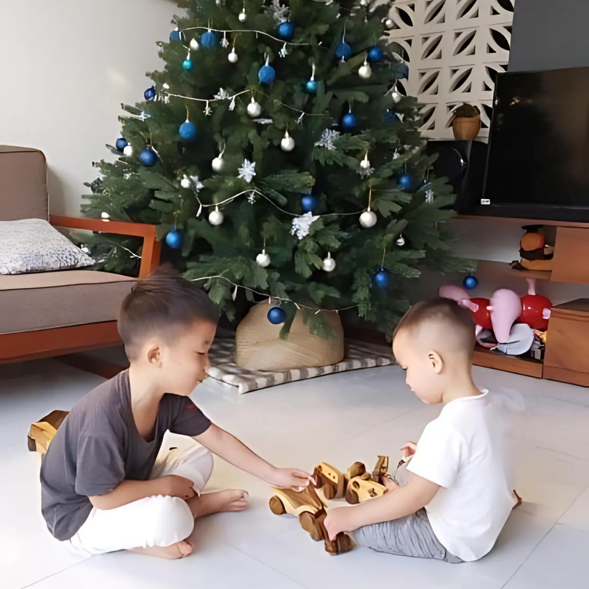 Wooden Vehicle Set (8 pcs) – Montessori Roleplay Toy (Age 2+)