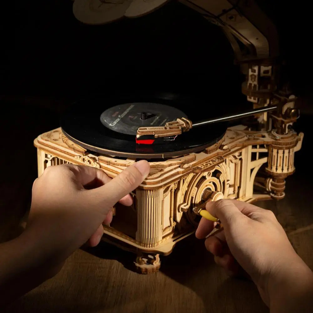 Robotime Hand Crank Classic Gramophone - 424-Piece Wooden Model Kit