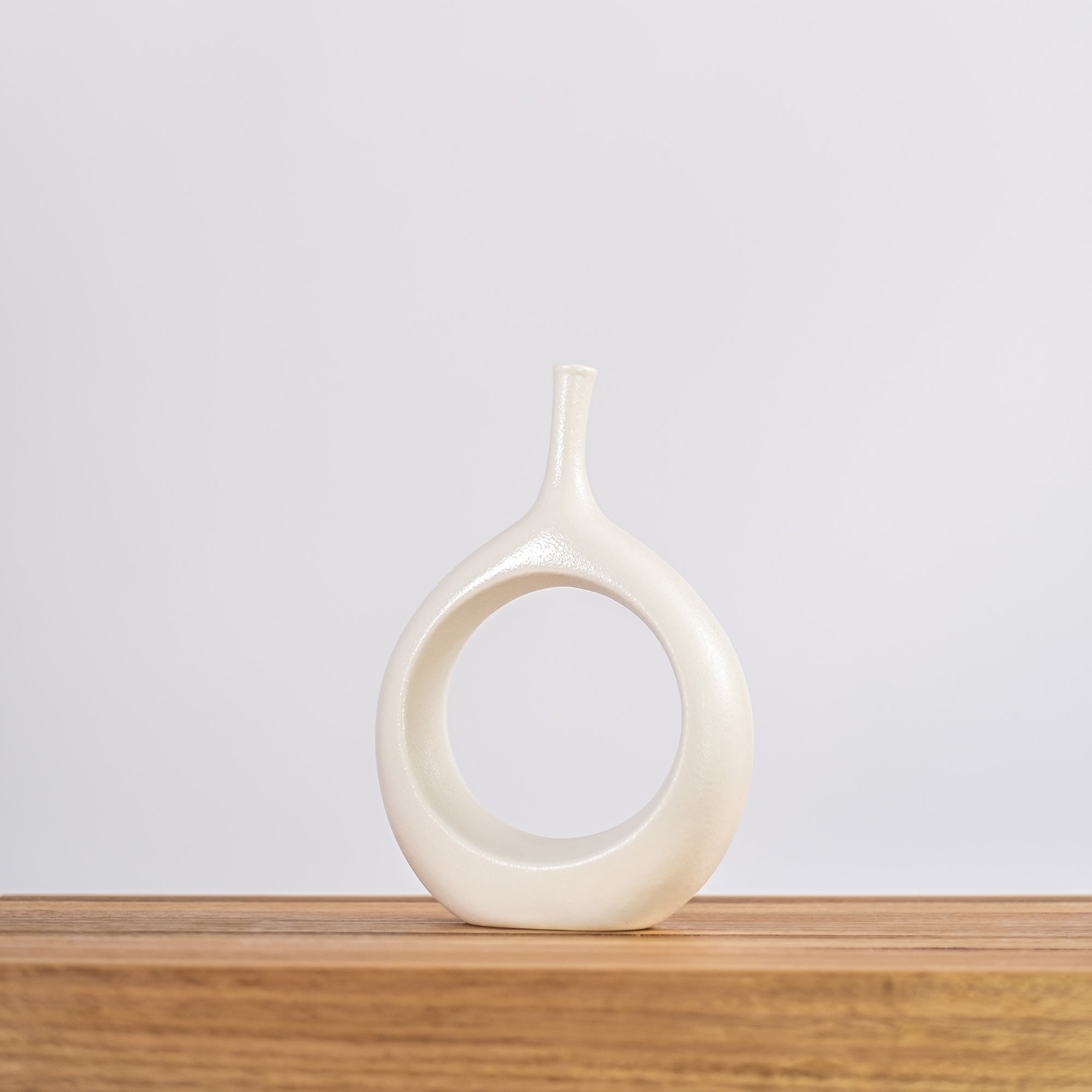 Magnolia Modern Ceramic Vase - Elegant Home Décor Accent