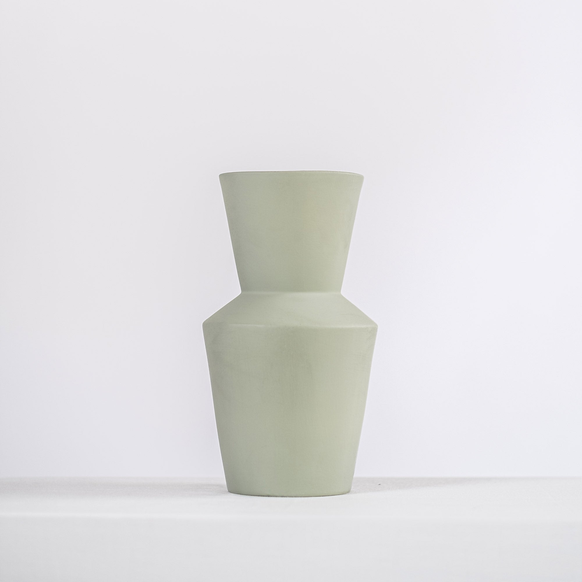 Dahlia Modern Ceramic Vase - Stylish Home Décor Accent