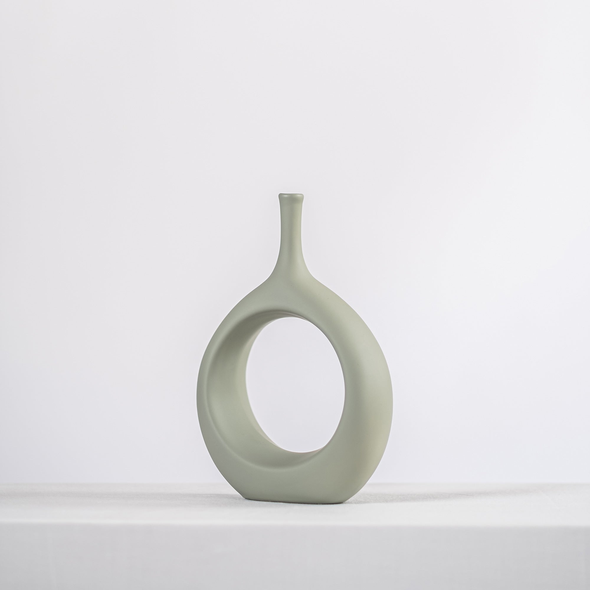 Magnolia Modern Ceramic Vase - Elegant Home Décor Accent