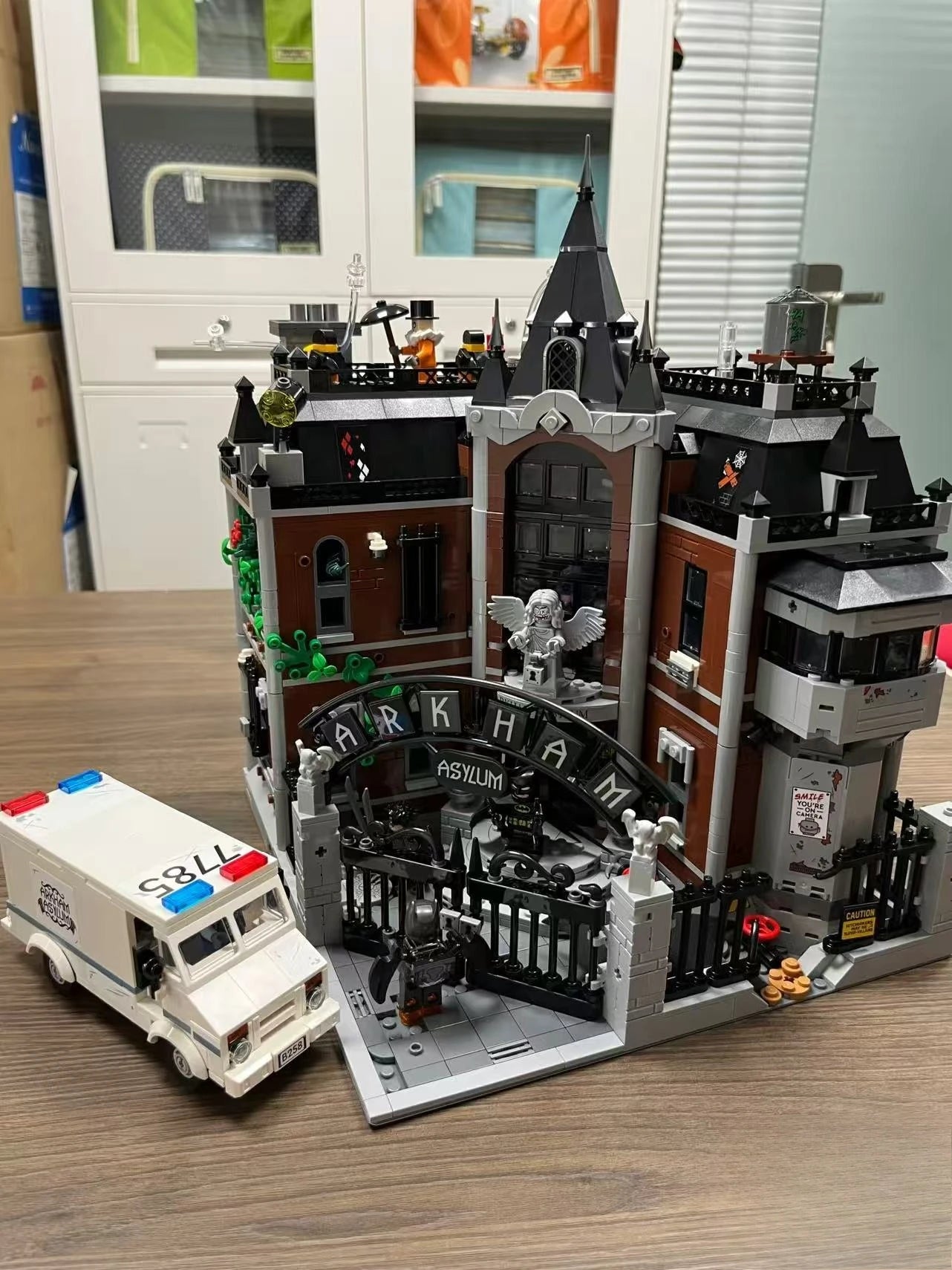 76300 Arkham Asylum Building Model - Perfect for Collectors & Decor