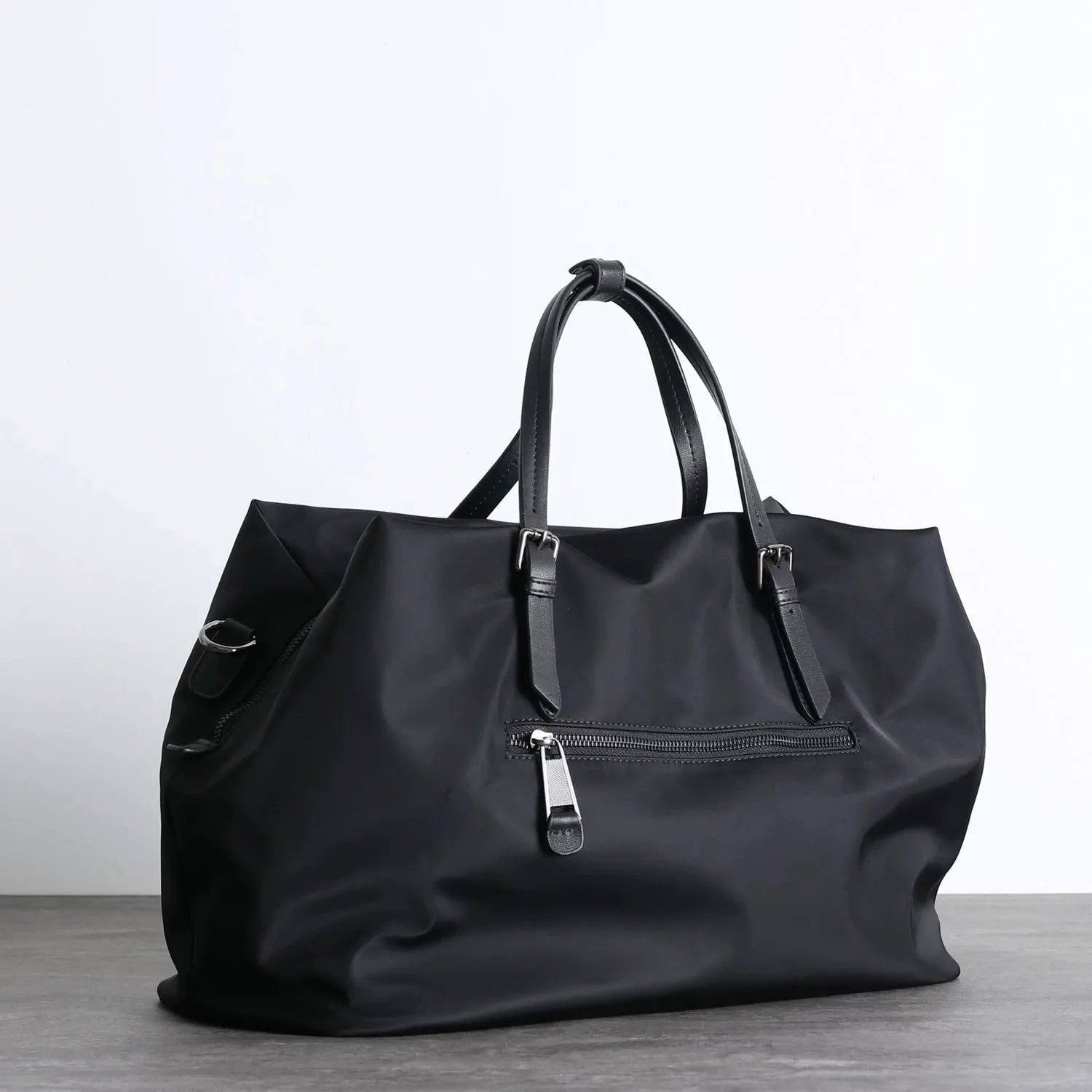 Stylish Nylon Duffel Bag 20-25L – Water Resistant & Versatile Travel Tote