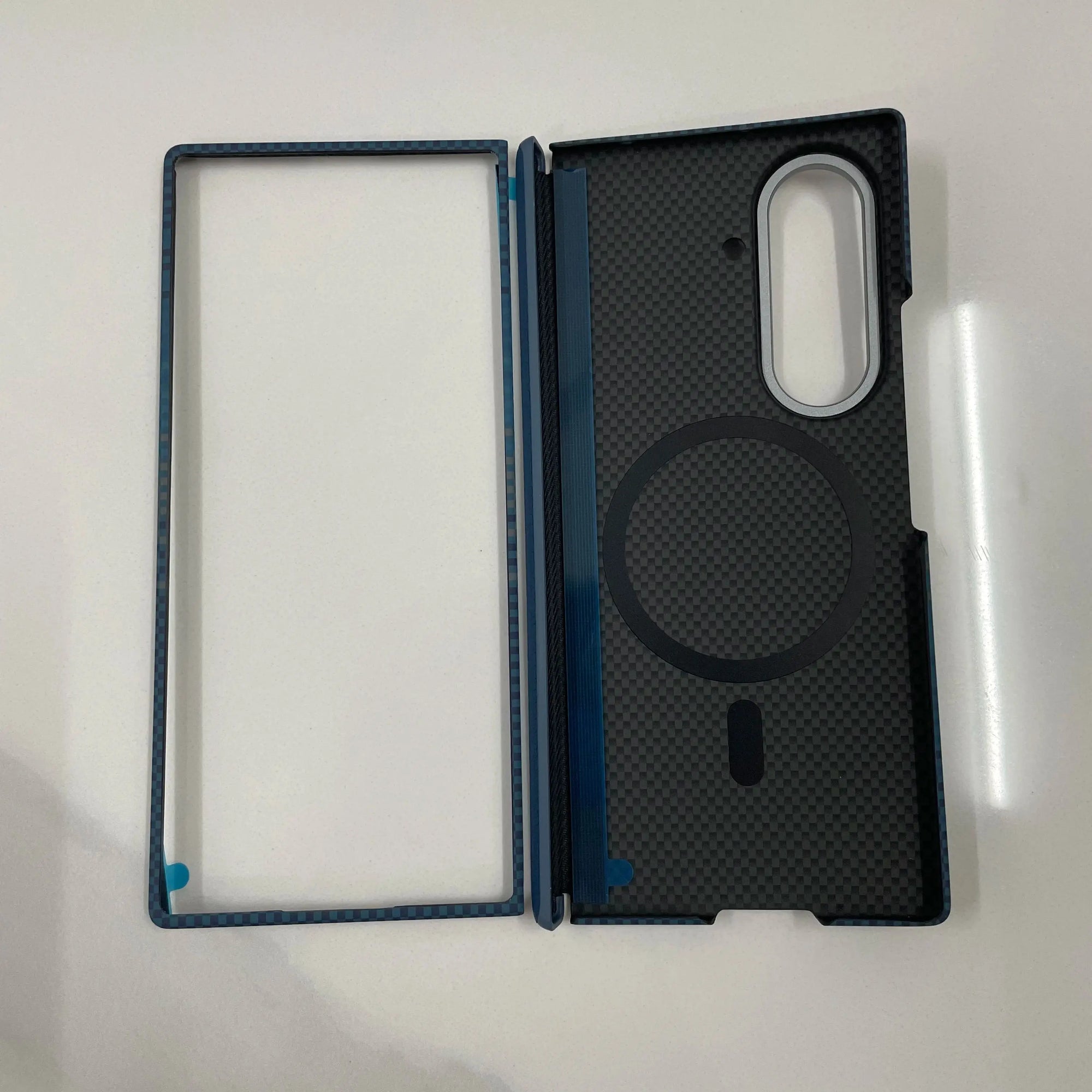 Sleek Ultra-Thin Magnetic Hinge Case for Galaxy Z Fold 7 - Carbon Fiber