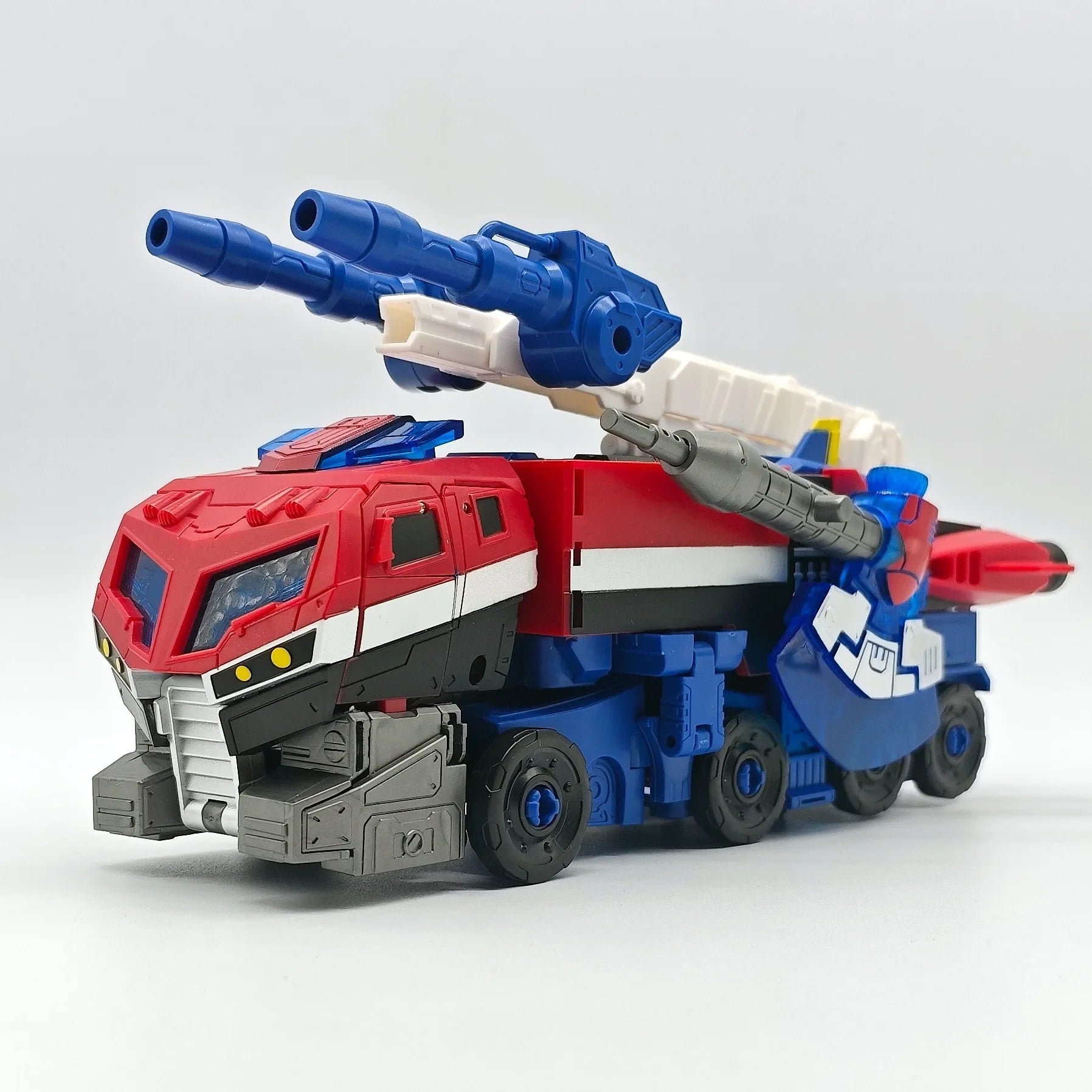 BAIWEI TW-1036: Animated Fire Truck Transforming Action Figure Toy