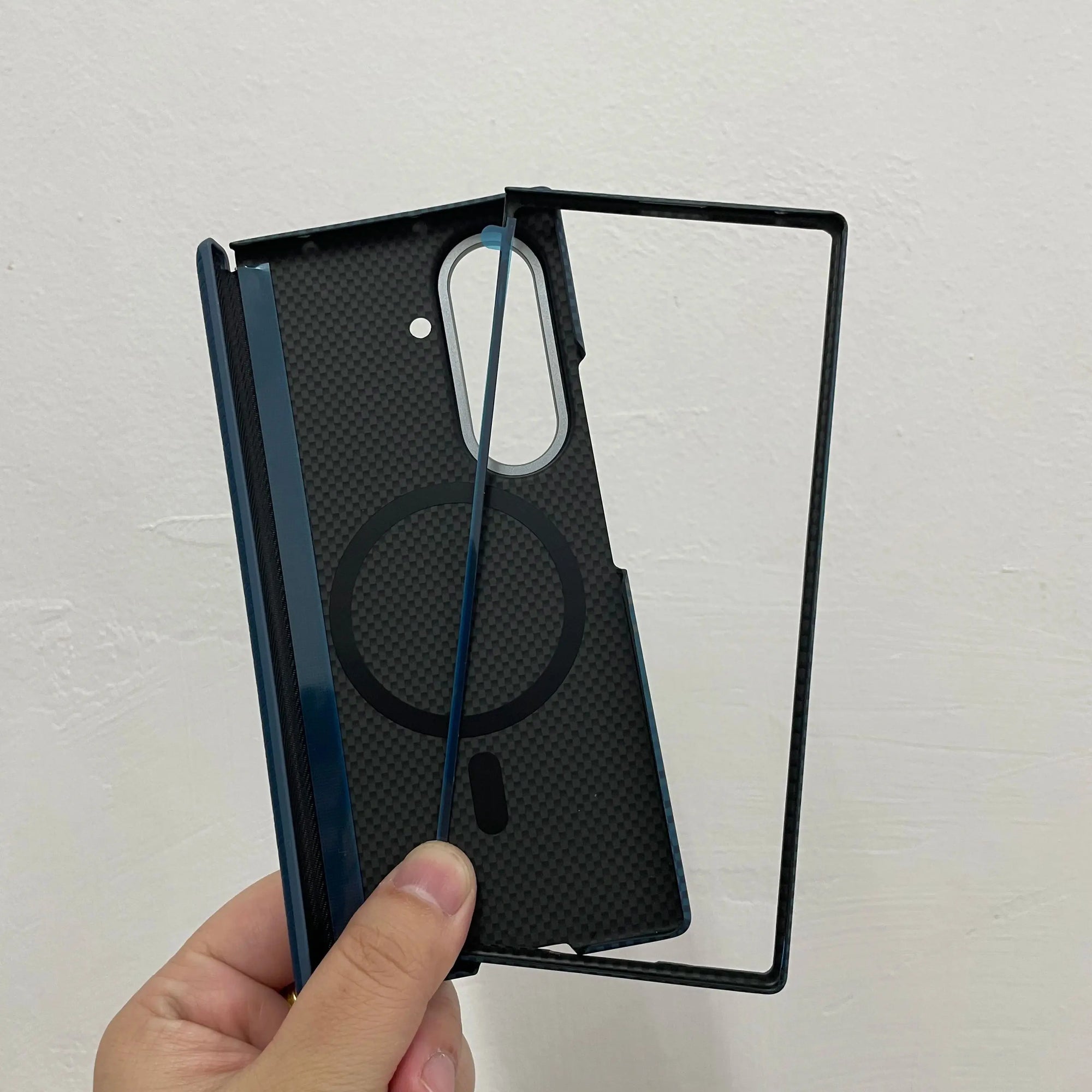 Sleek Ultra-Thin Magnetic Hinge Case for Galaxy Z Fold 7 - Carbon Fiber