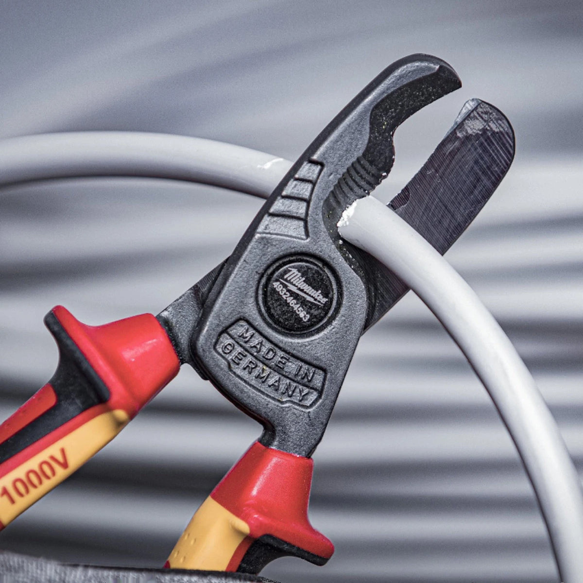 Milwaukee VDE Insulated Cable Cutting Pliers - 8-Inch Electrician Tool