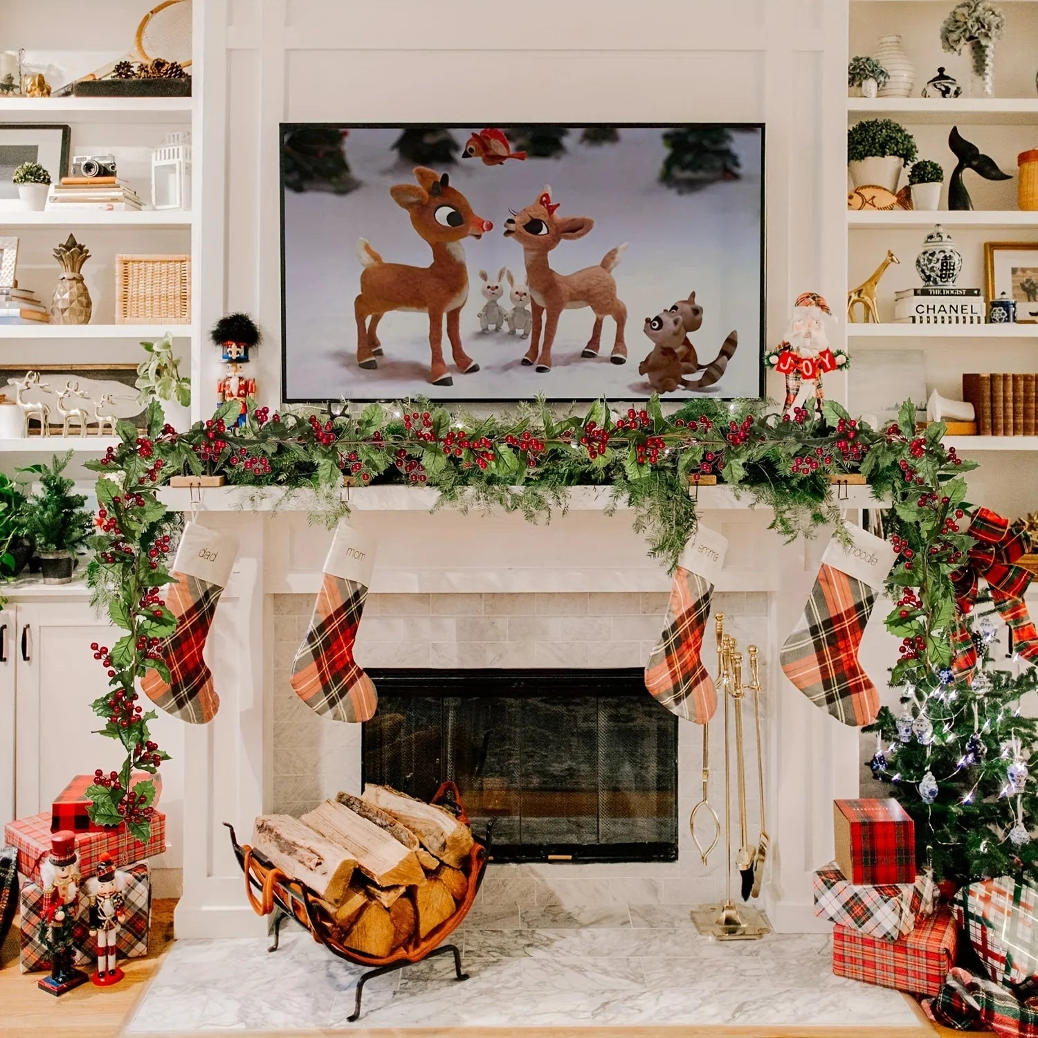 Festive Christmas Garland with Red Berries - Elegant Holiday Decor