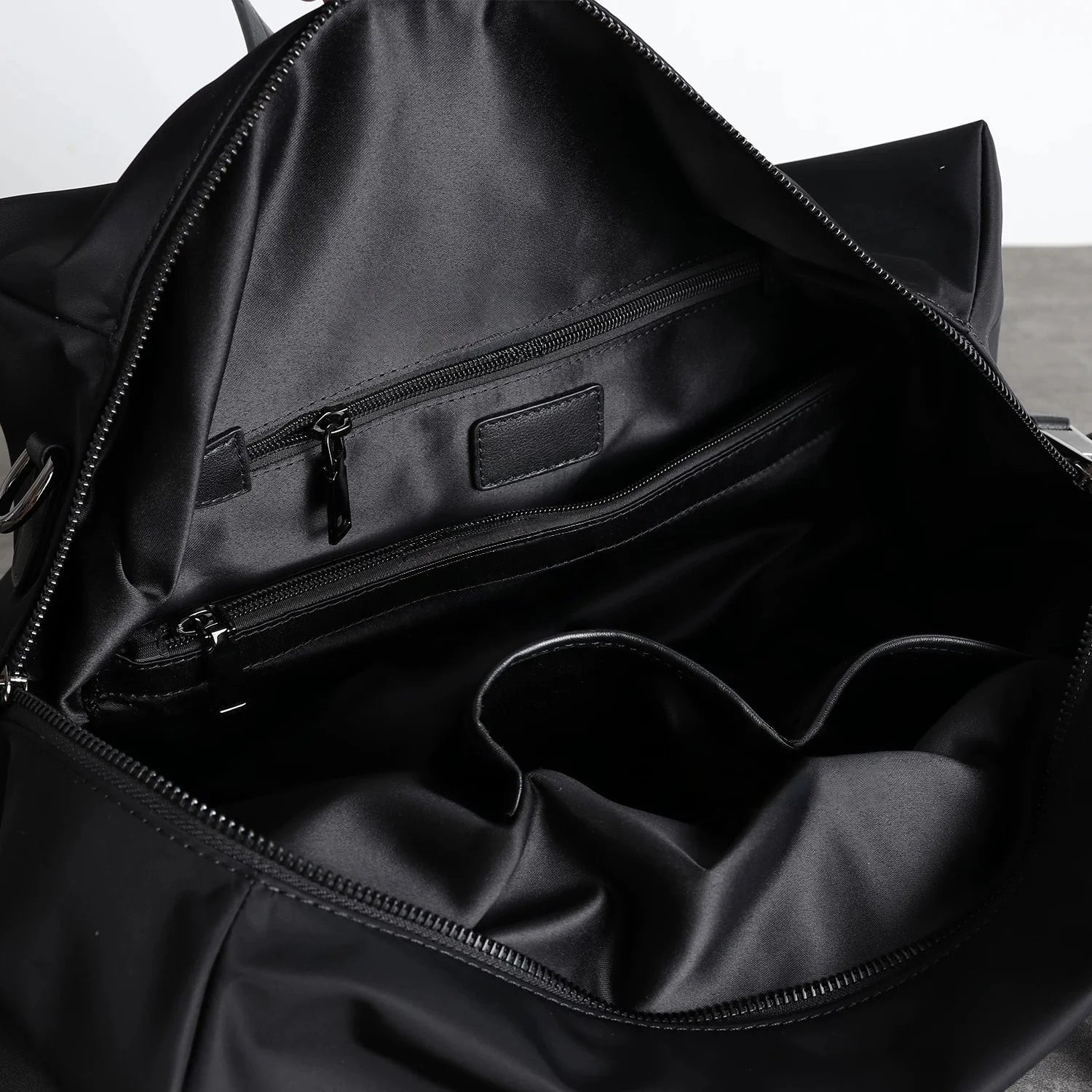 Stylish Nylon Duffel Bag 20-25L – Water Resistant & Versatile Travel Tote