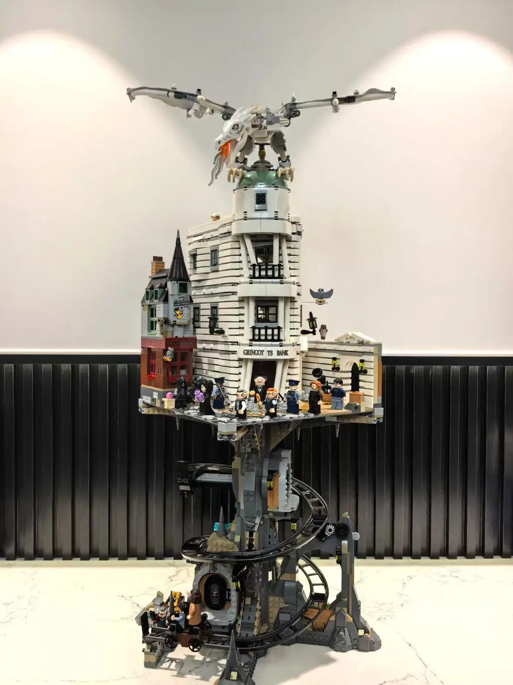 Elegant Bank Building Model for Home Decor - Perfect Gifts & Collectibles