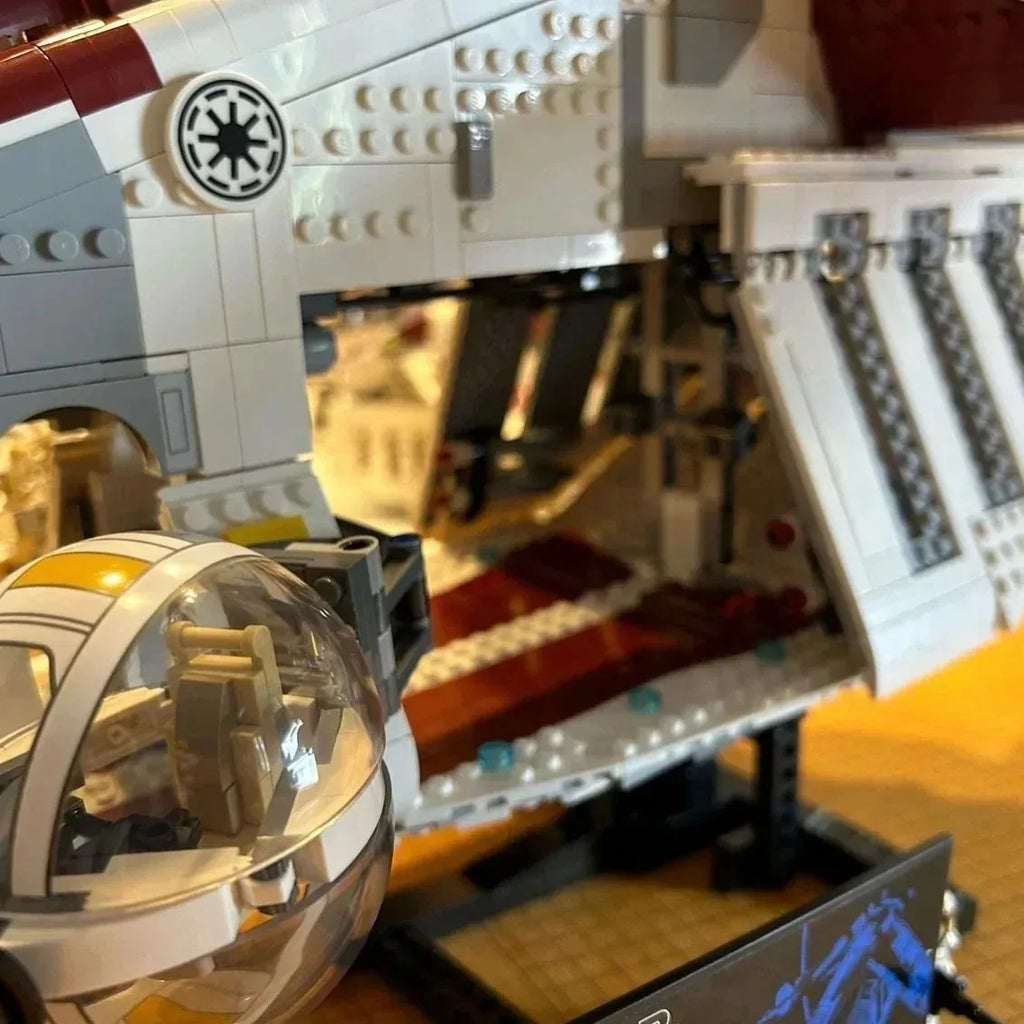 1228-Piece Republic Dropship Gunship Building Set | 75021